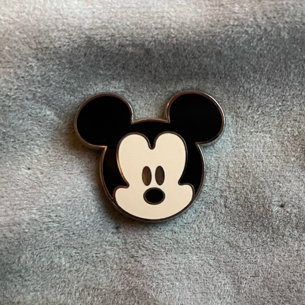 Walt Disney Mini Mickey Mouse Head Lanyard Pin 2006
Official Trading Collectible